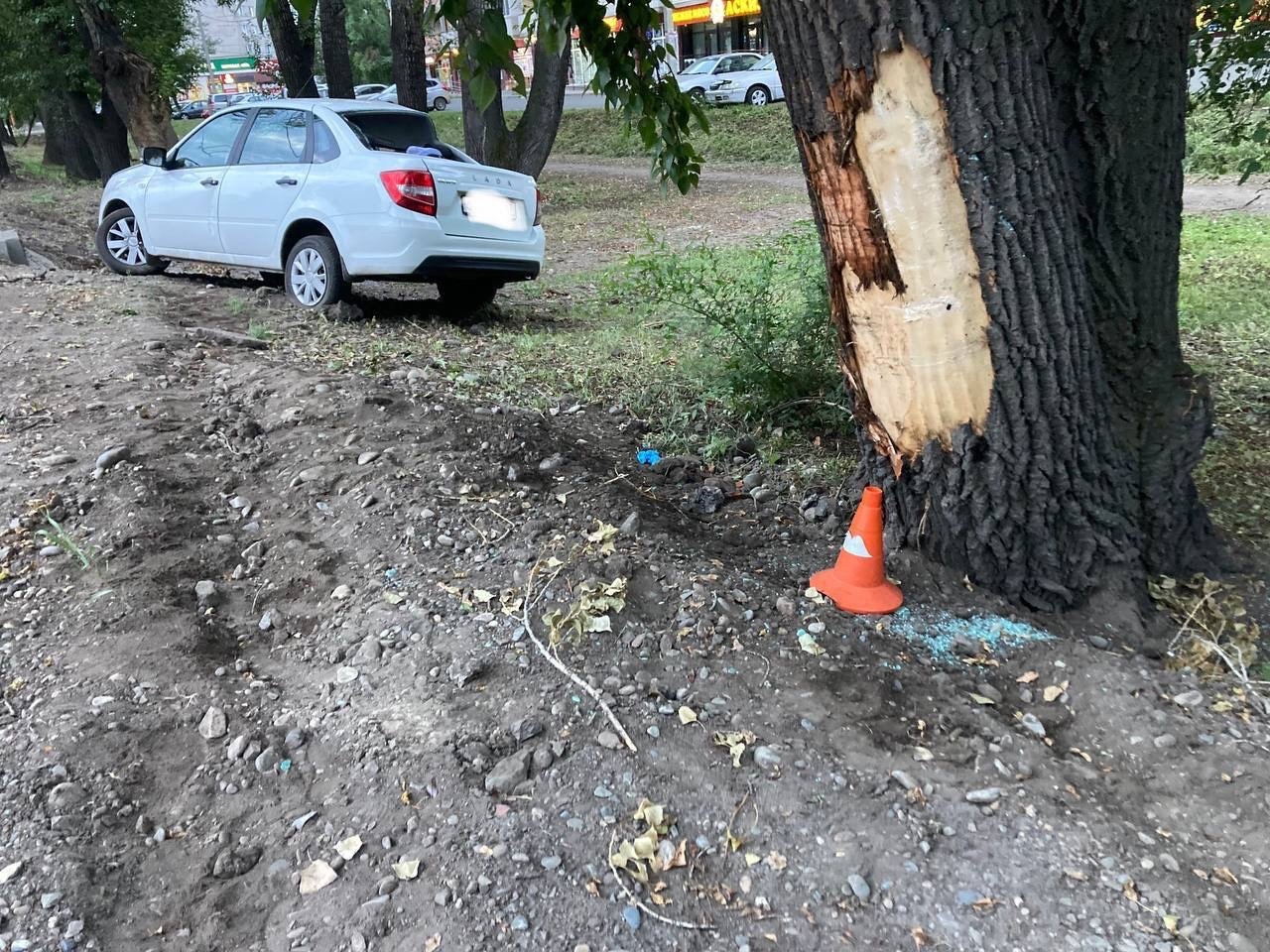 Погоня: в столице Хакасии гонщик, удирая от полиции, въехал в дерево |  01.08.2023 | Абакан - БезФормата