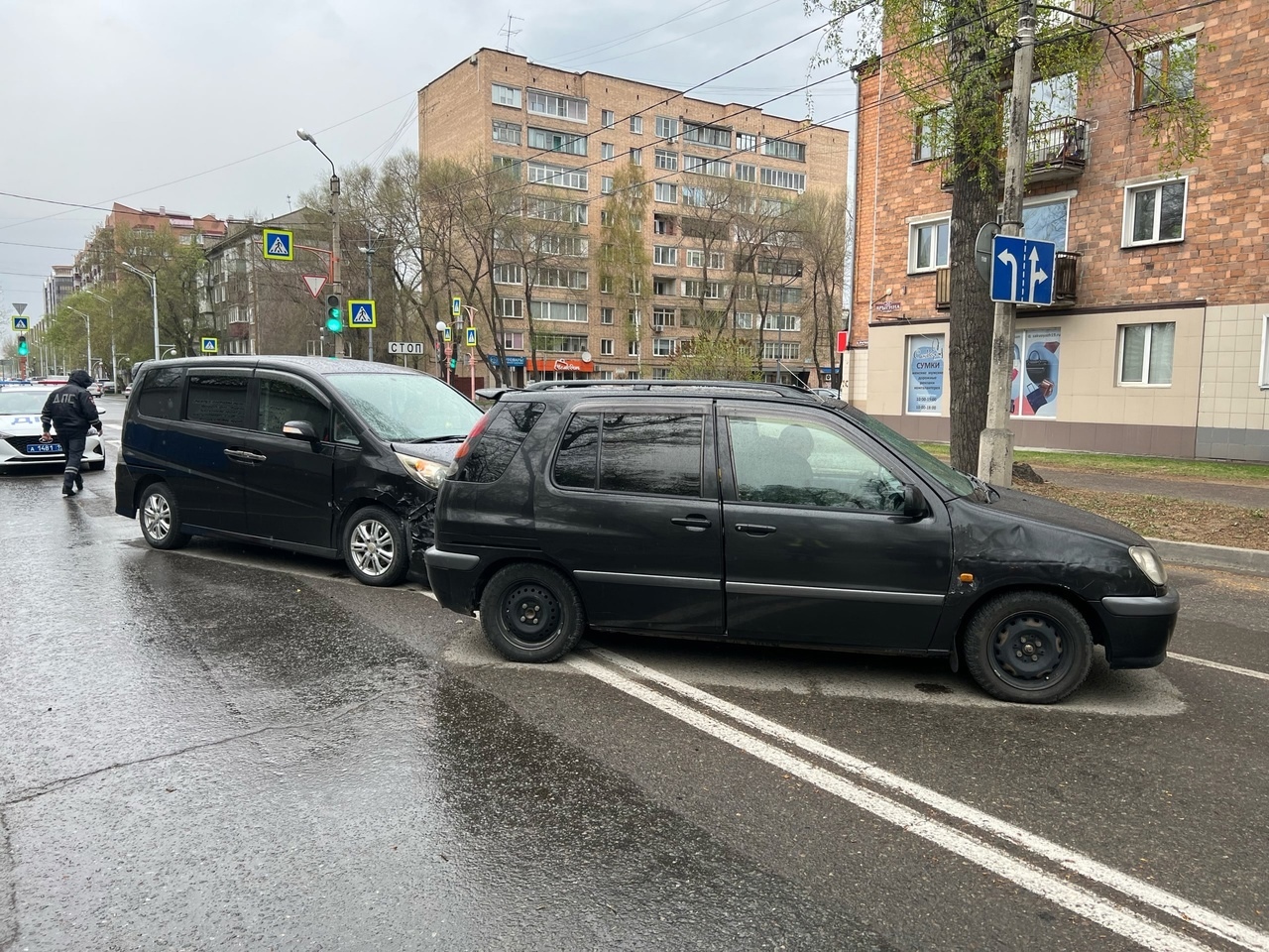 Утром в столице Хакасии столкнулись два автомобиля | 10.05.2023 | Абакан -  БезФормата