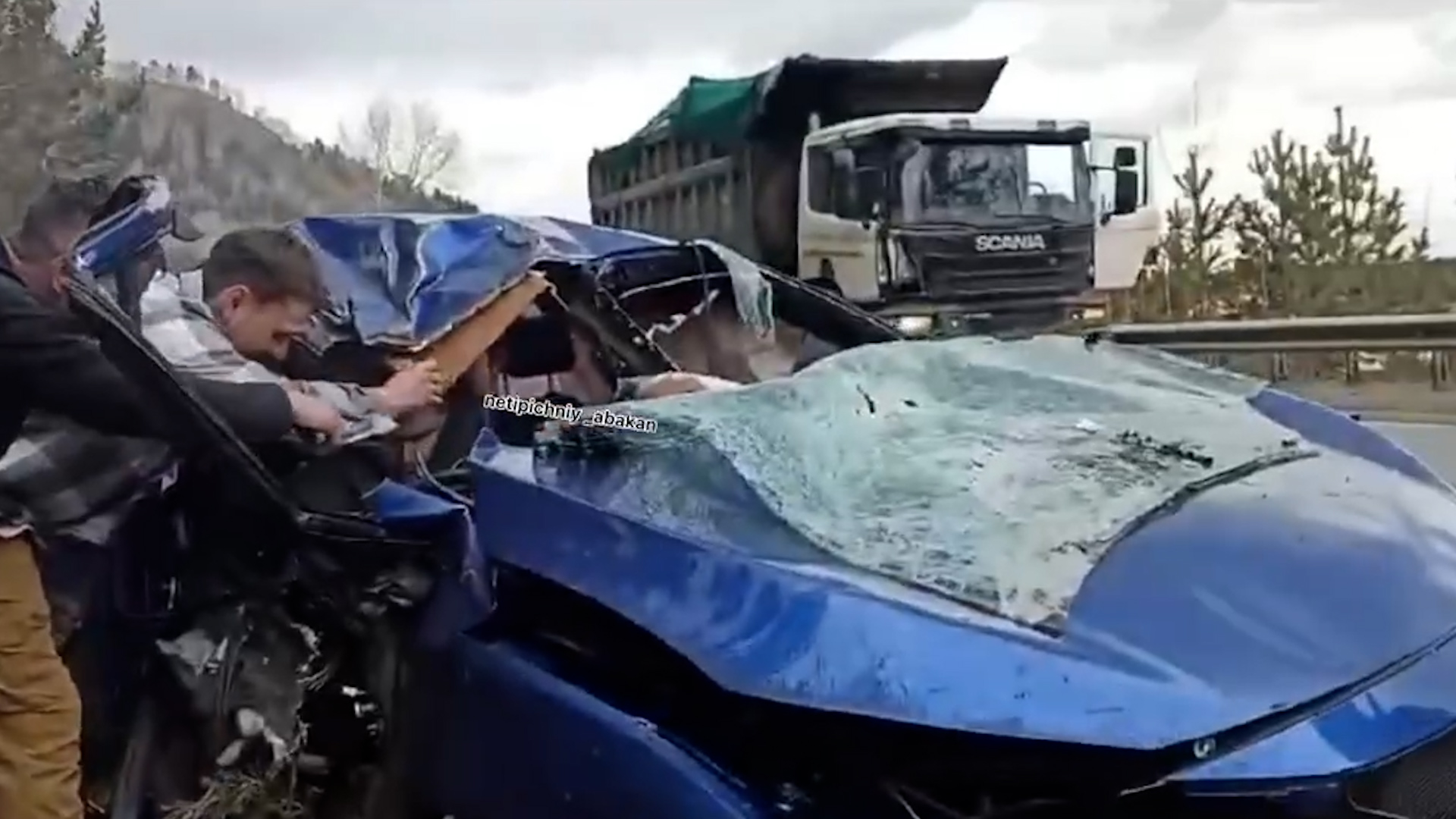 На трассе Майна - Саяногорск иномарка врезалась в дерево | 12.04.2024 |  Абакан - БезФормата