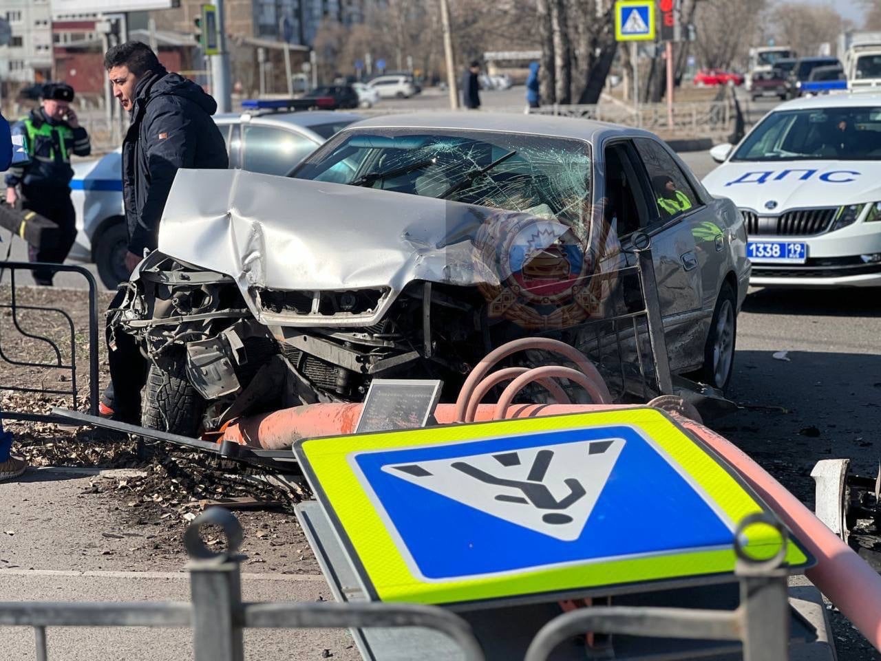 Не успел проскочить: в столице Хакасии столкнулись два автомобиля |  06.04.2023 | Абакан - БезФормата