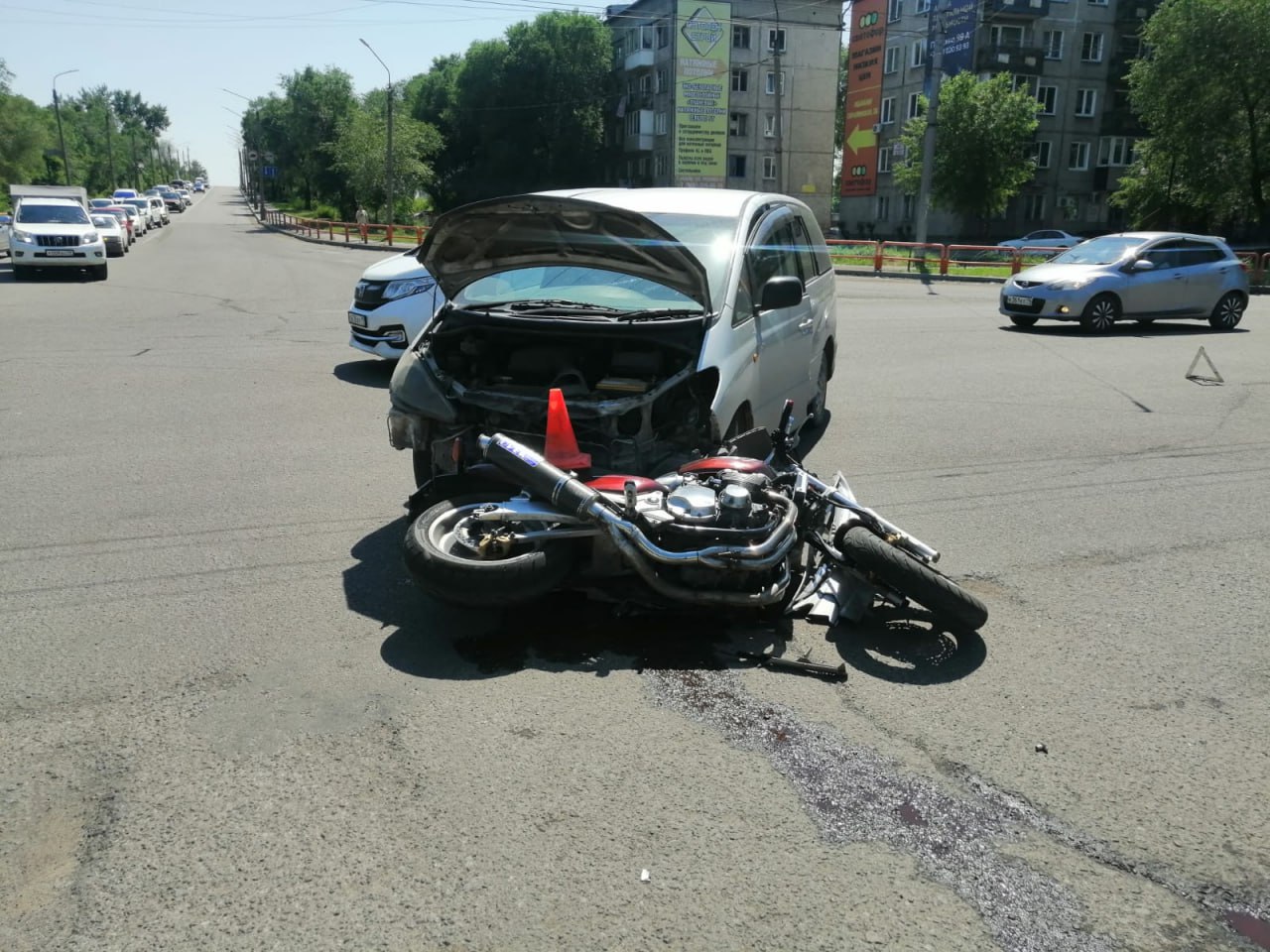 Не пропустил и влетел: в Хакасии в ДТП пострадал мотоциклист | 14.06.2024 |  Абакан - БезФормата