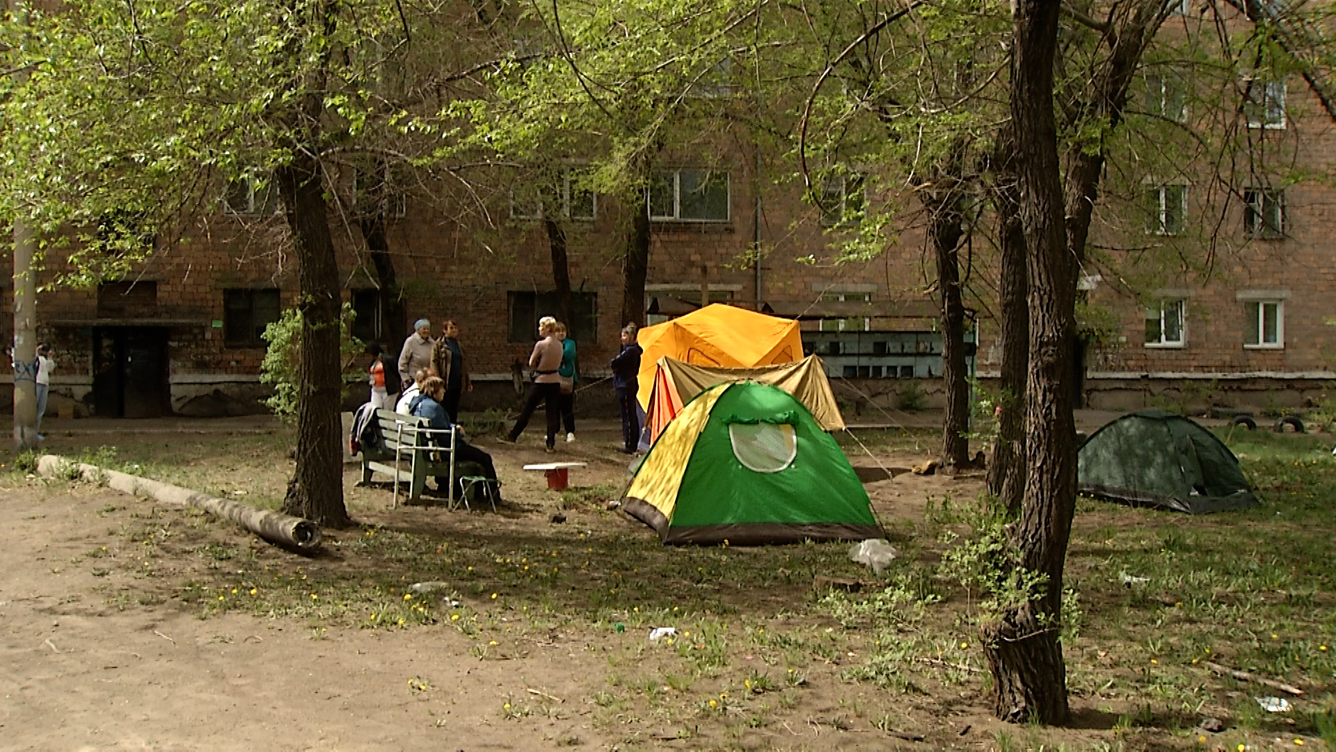 Черногорск общежитие дзержинского. Палаточный городок. Палатка городок. На улицу развлекательные палатки. Черногорск общежитие.