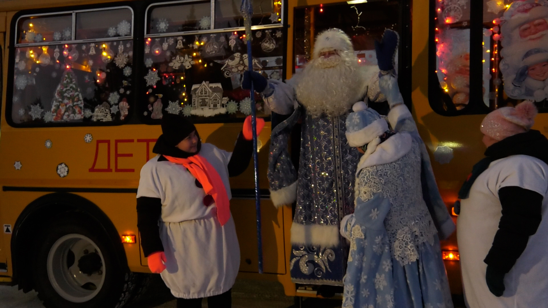 По Алтайскому району курсирует автобус Деда Мороза | 18.12.2023 | Абакан -  БезФормата