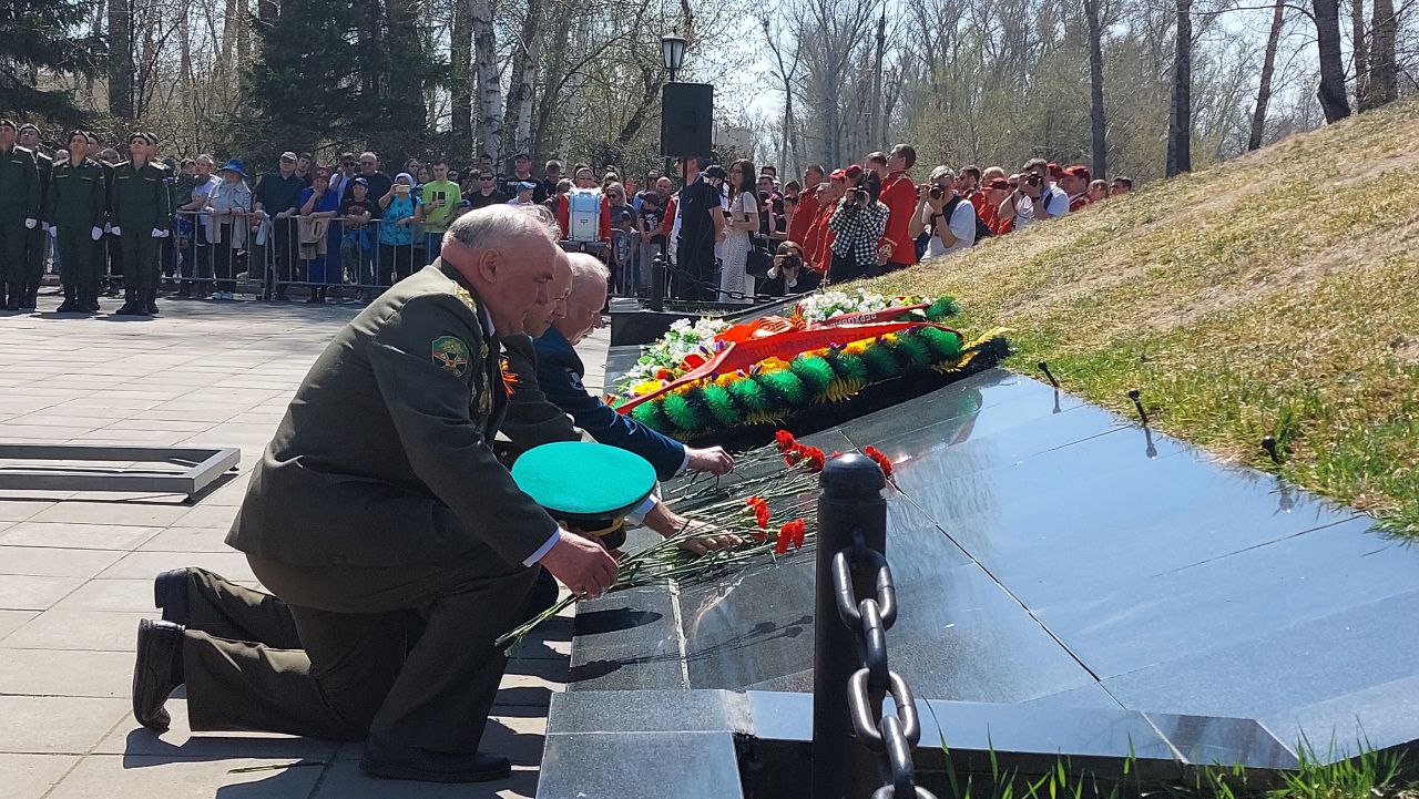 В столице Хакасии у Вечного огня проходит Ритуал памяти | 08.05.2023 |  Абакан - БезФормата