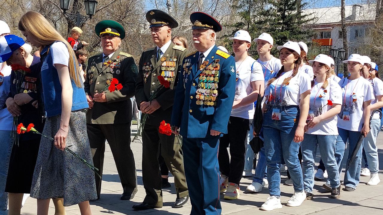 В столице Хакасии у Вечного огня проходит Ритуал памяти | 08.05.2023 |  Абакан - БезФормата