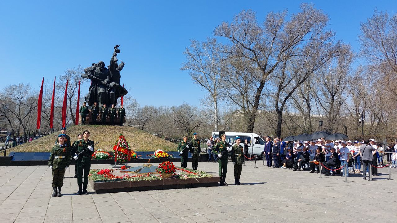 В столице Хакасии у Вечного огня проходит Ритуал памяти | 08.05.2023 |  Абакан - БезФормата