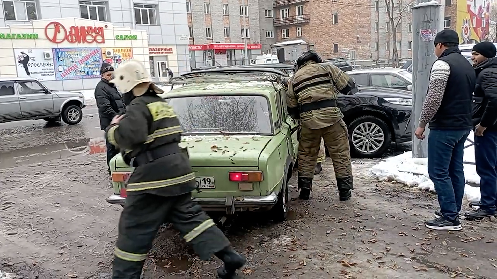 Опасный манёвр на дороге стал причиной крупной аварии в столице Хакасии |  02.11.2023 | Абакан - БезФормата