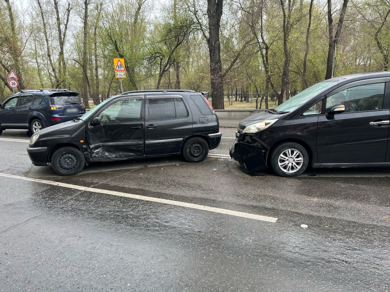 Утром в столице Хакасии столкнулись два автомобиля | 10.05.2023 | Абакан -  БезФормата